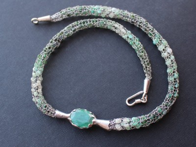 Stříbrný náhrdelník - smaragdy v kleci s velkým smaragdem